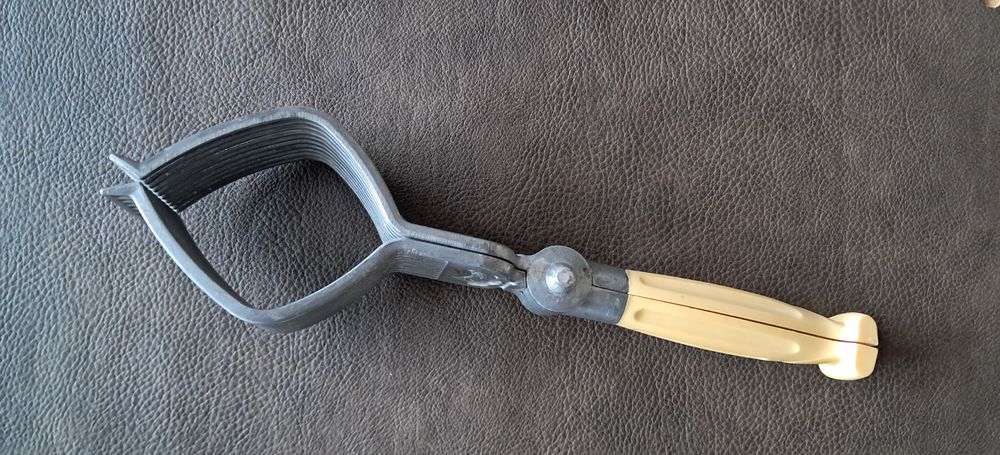 pince &agrave; r&ocirc;ti coupe viande vintage 
marque manutranche 
