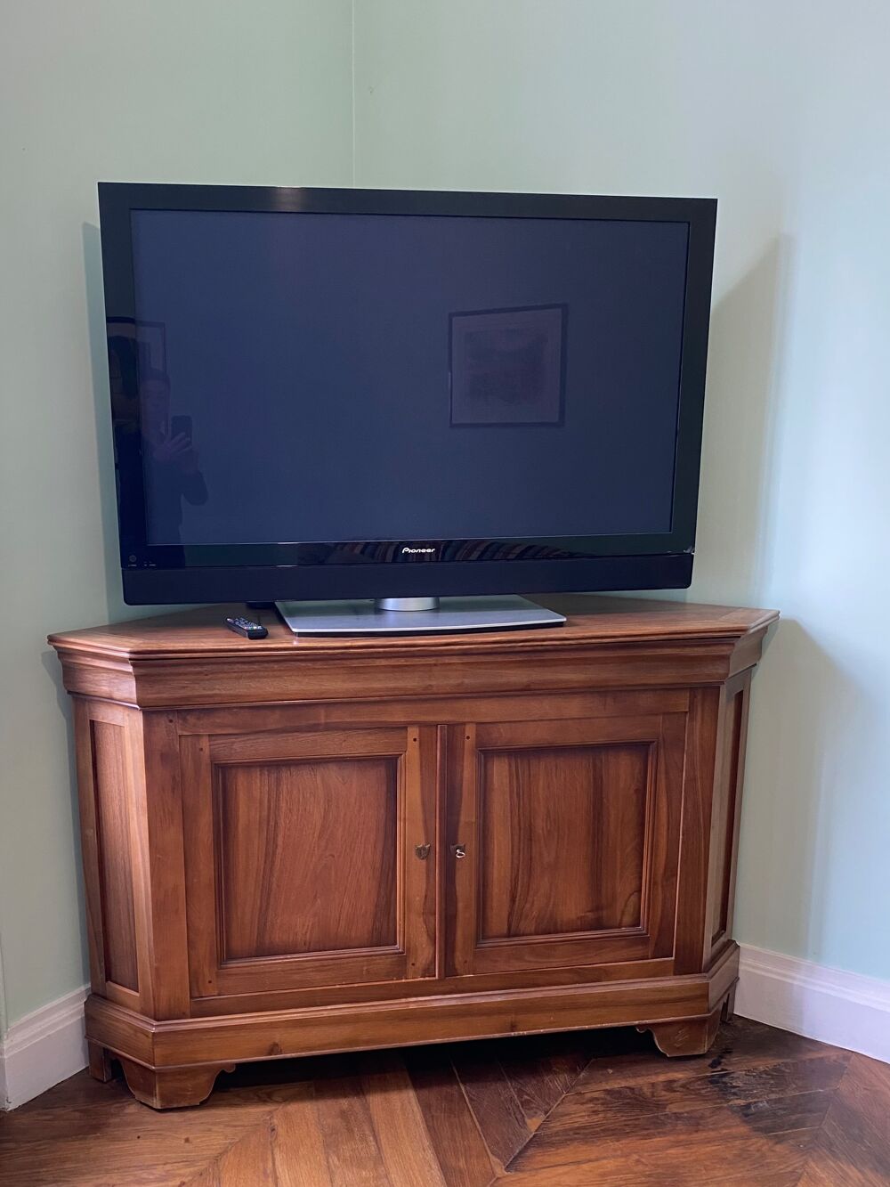 Meuble tv hi fi d angle noyer massif style Louis Philippe Meubles
