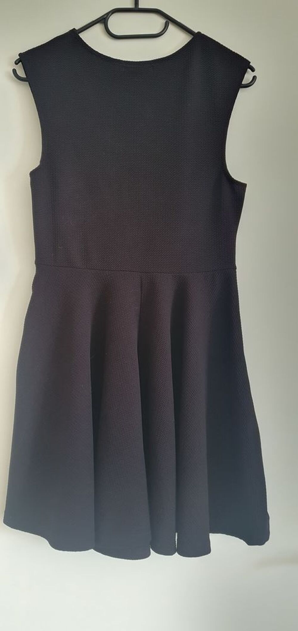 Robe noir d&eacute;collet&eacute;e Vêtements