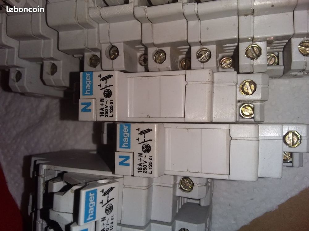 LOT de 12 COUPE CIRCUIT HAGER 12501 Bricolage