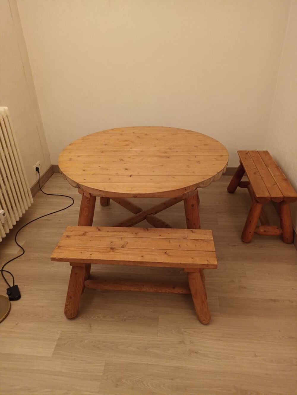 Table + 4 bancs en bois c&egrave;dre du Canada Meubles