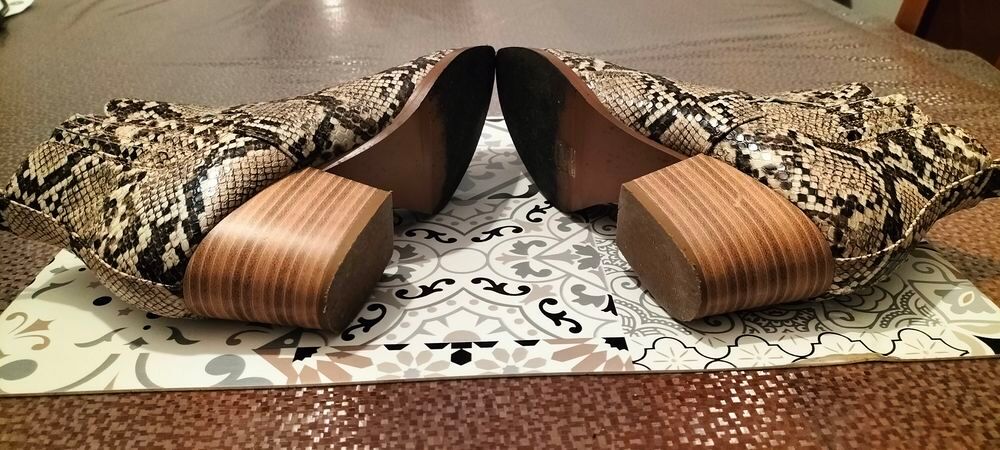 BOOTS STYLE PYTHON
TBE
TAILLE 37
10 EUROS Chaussures