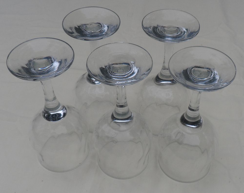 5 verres &agrave; pieds
Hauteur 16 cm - Vintages - Neufs Cuisine