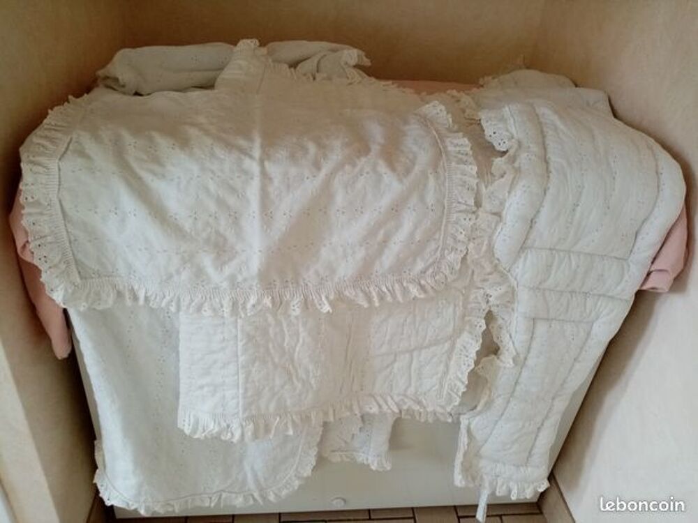 Tr&egrave;s belle parure compl&egrave;te en broderie anglaise prix 45euros Puériculture
