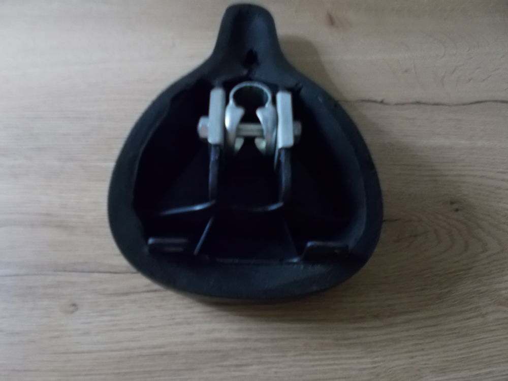 selle velo clasique 1975 elle est neuve Vélos
