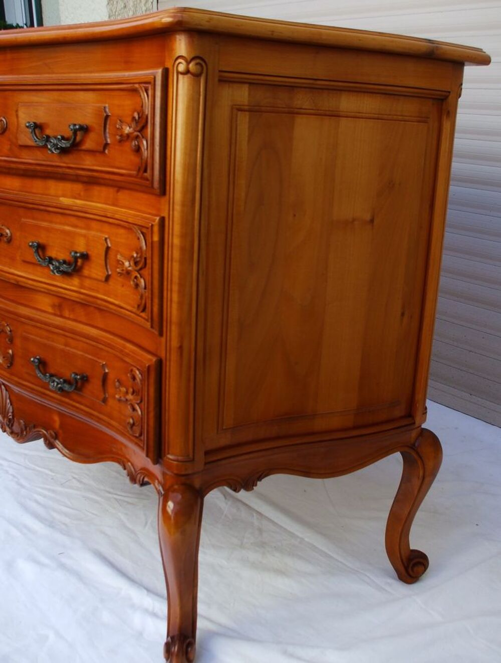 Commode de style Louis XV en merisier massif Meubles