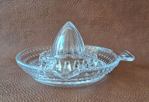 presse agrumes en verre 
marque arc 
diam�tre 12 cm
4 Carnon Plage (34)