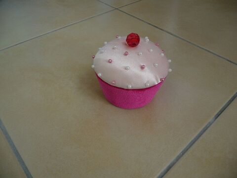 Boite � bijoux forme cup cake rose - Neuve 10 Celles-sur-Belle (79)
