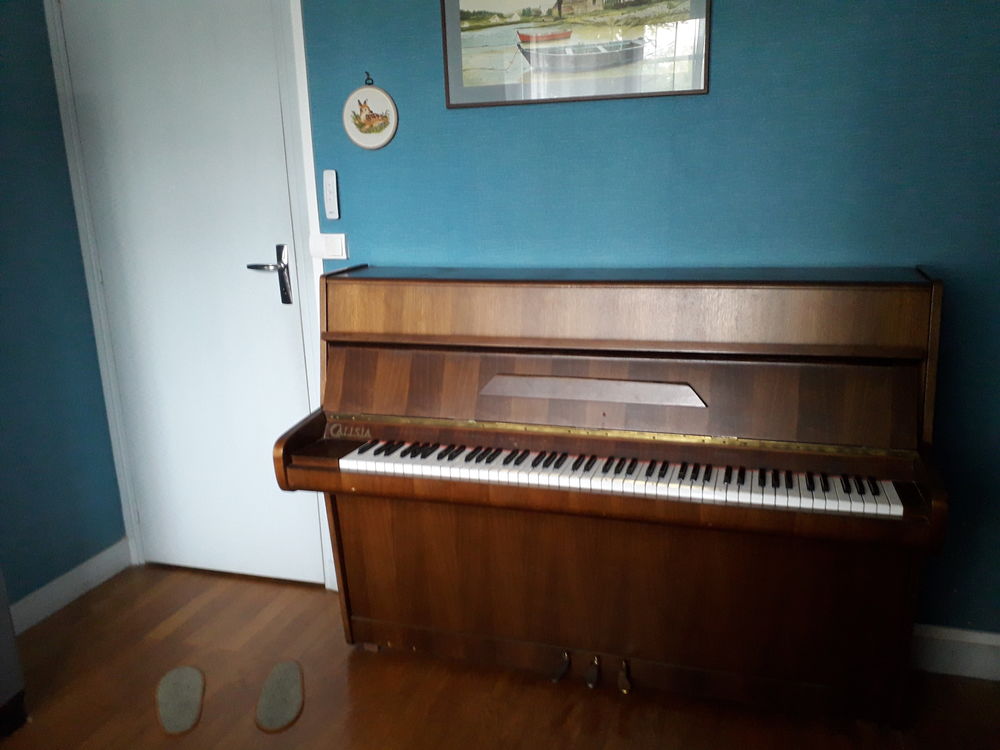 PIANO DROIT CALISIA 550 EUROS Instruments de musique