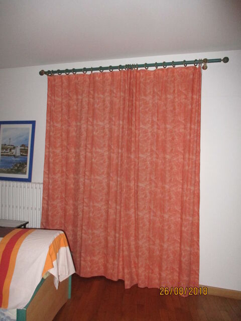 Paire de rideaux oranges tram�s. 20 Le Vernois (39)