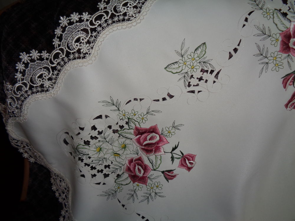 NAPPE BRODEE ENTIEREMENT Décoration