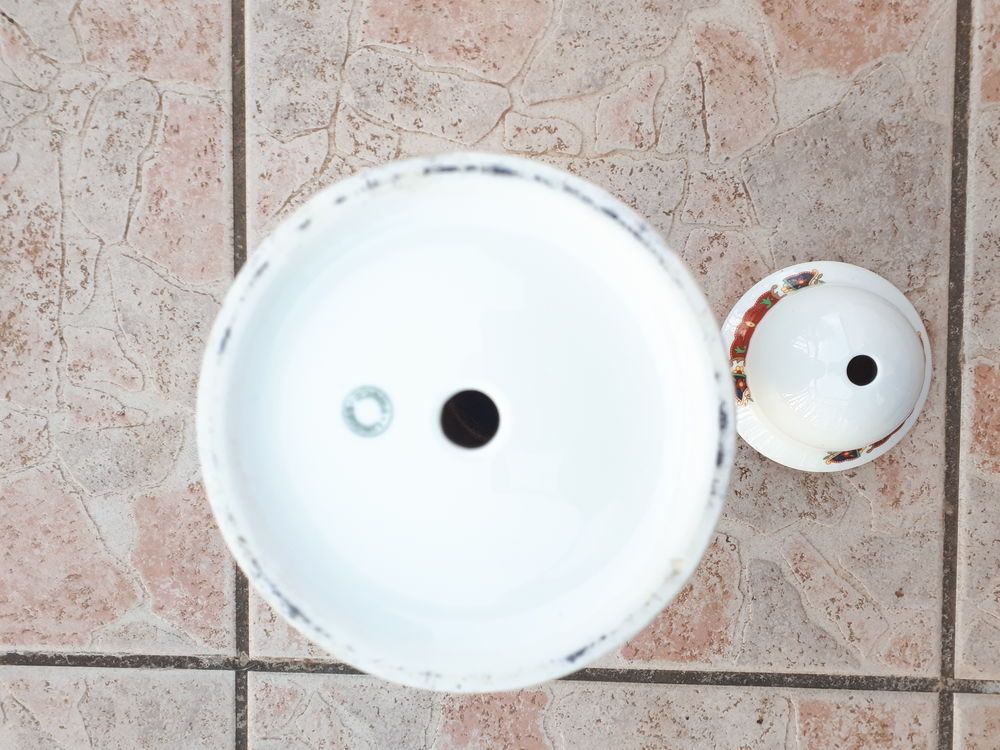 Vase ou pot en porcelaine de Limoges avec couvercle Décoration
