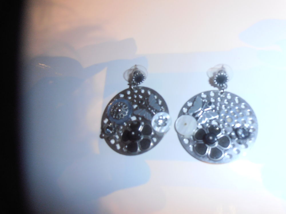 Boucles d'oreilles d&eacute;cor&eacute;es 15 (28b) Bijoux et montres