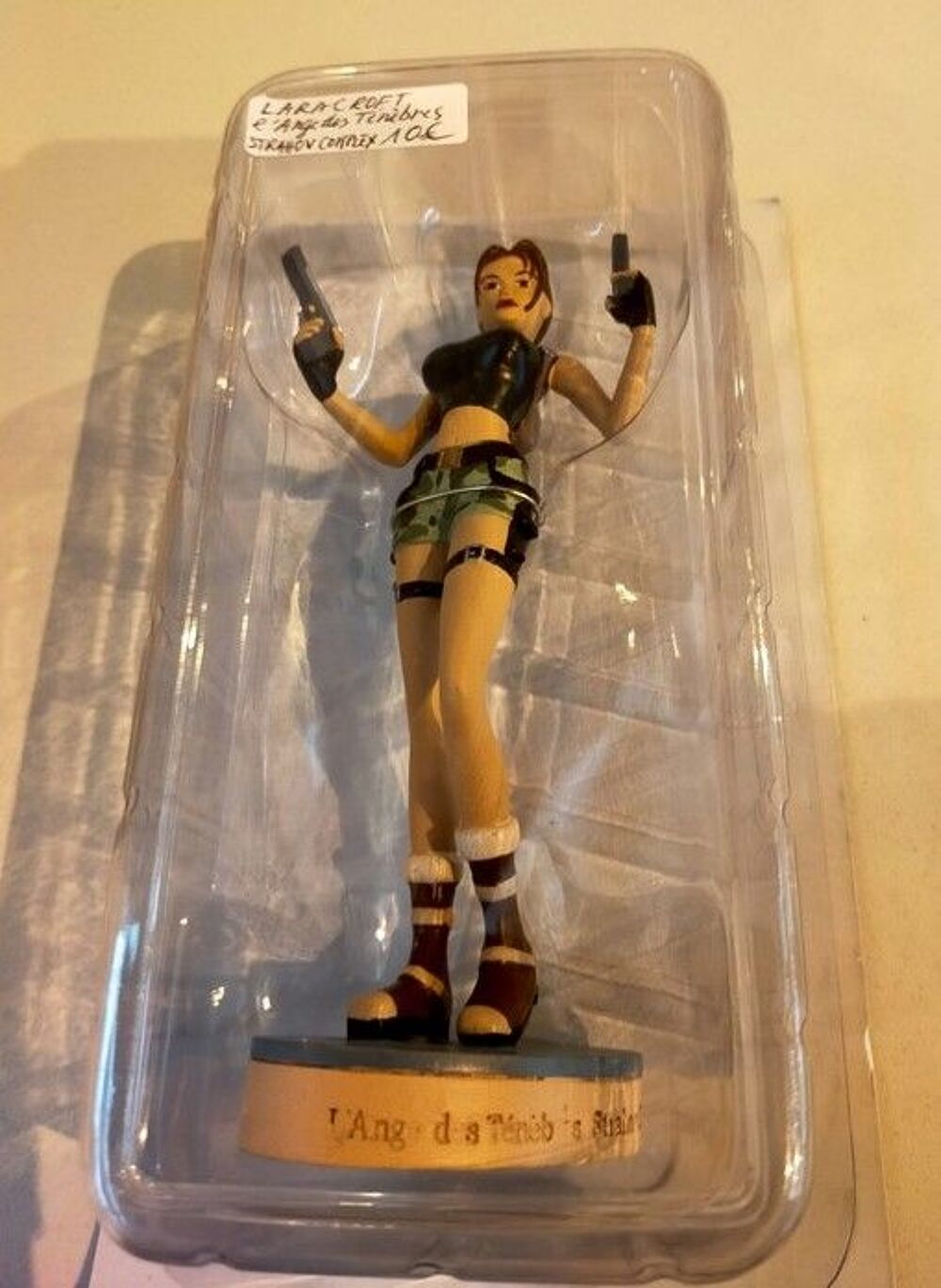 figurines Lara Croft neuves (10e l'une)
