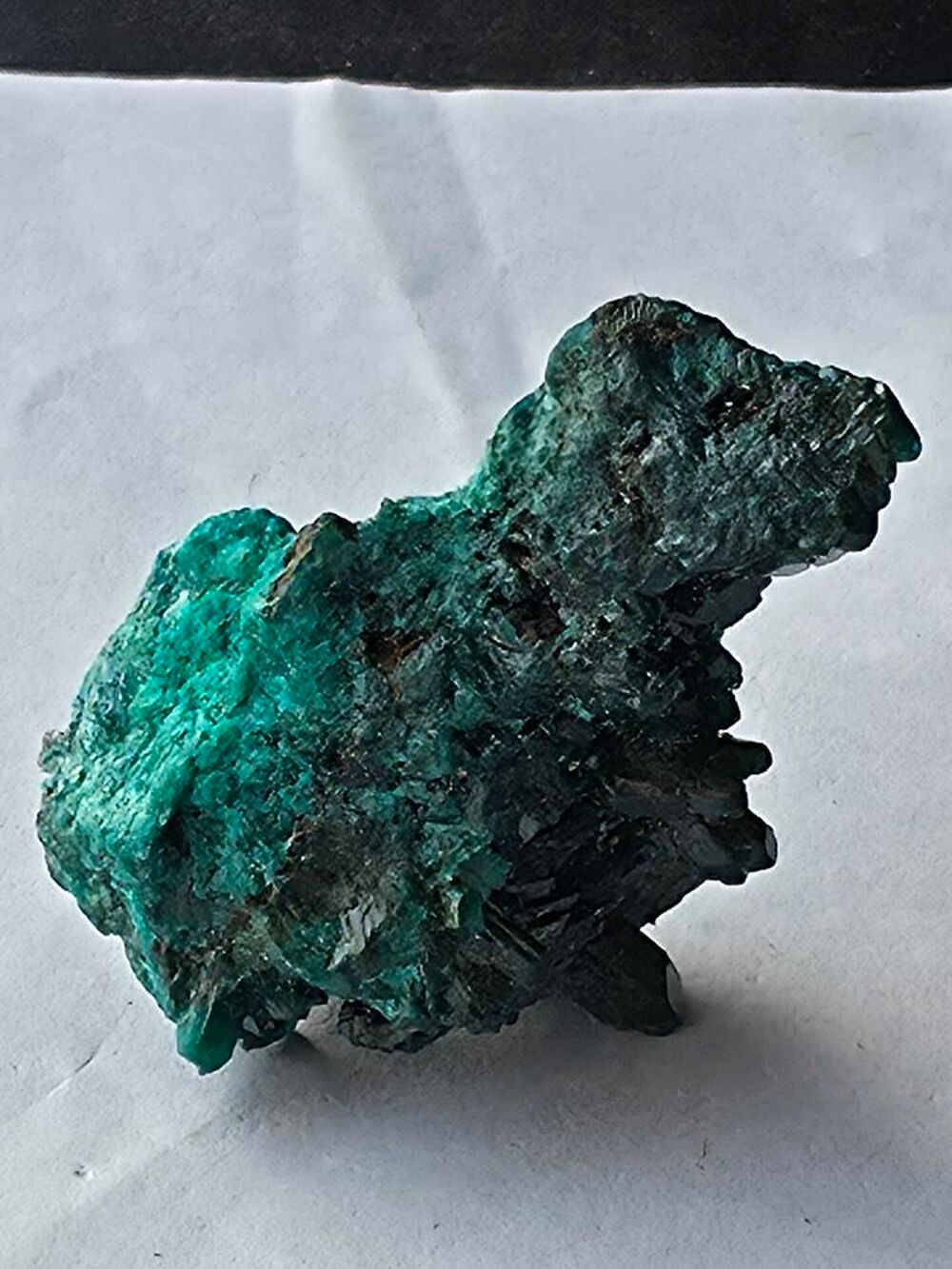 Pierre Dioptase du Katanga, vert &eacute;meraude brillant 