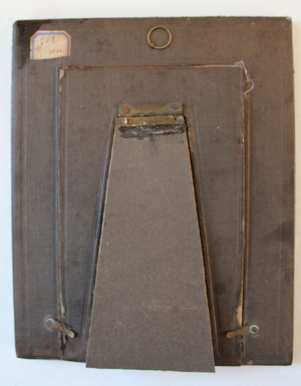 Cadre Napol&eacute;on III en cuir avec rehauts dor&eacute;s
verre bomb&eacute;, Décoration