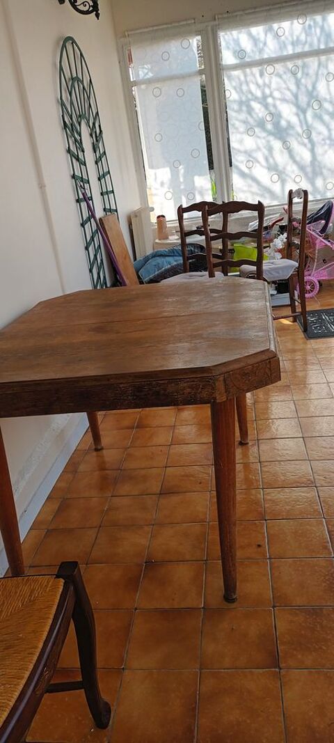 Table hexagonale avec 1 rallonge Saint-Rémy (71)