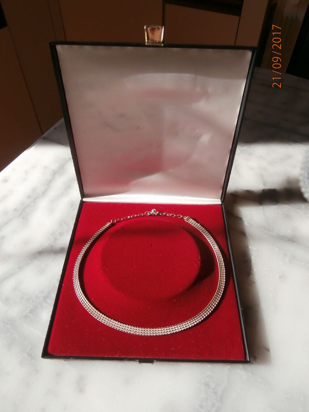 Collier en Argent dans son Coffret d'Origine. Bijoux et montres