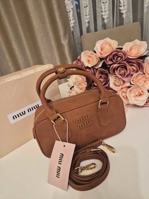 dupe de luxe miu miu neuf boite et pochette cuir de veau et daim 160e Drancy (93)