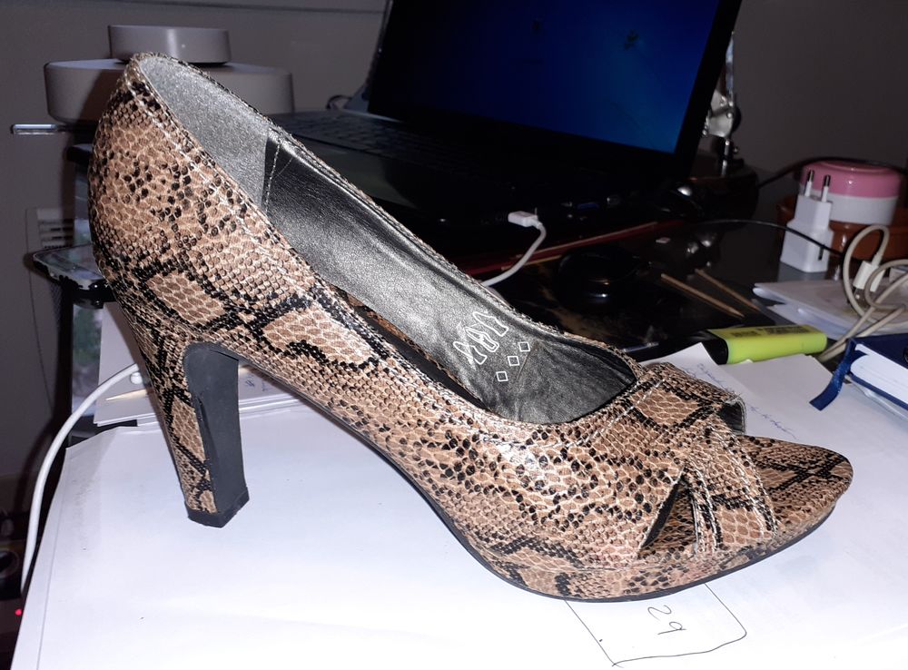 lots chaussures femme styles divers ( 35 pieces environ ) Chaussures