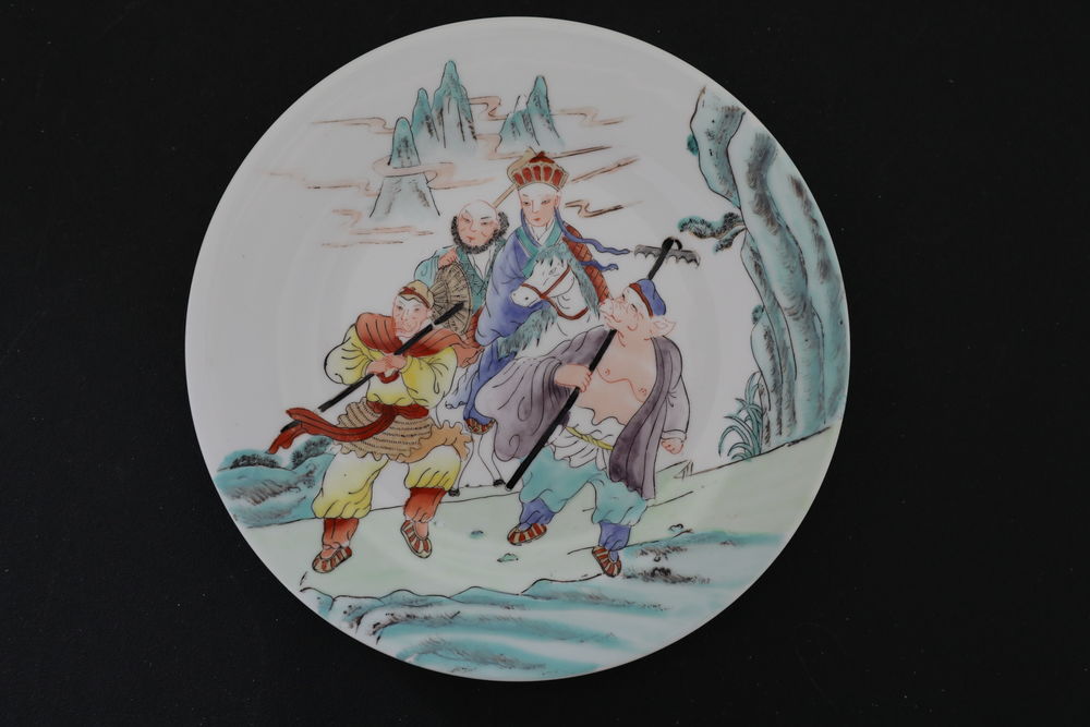 ASSIETTE EN PORCELAINE CHINOISE 4 HOMMES ET 1 CHEVAL 