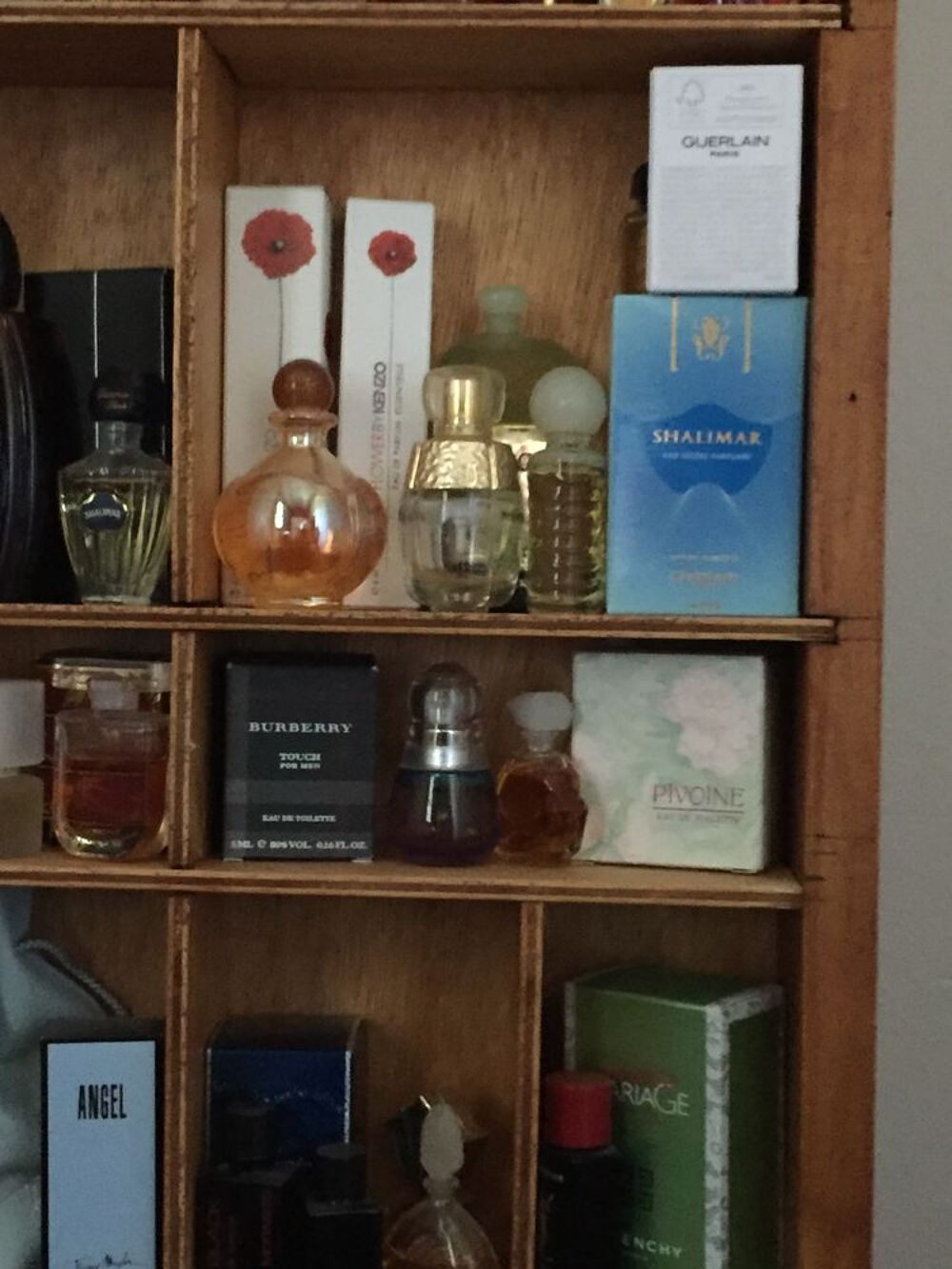 vitrine vendu avec &eacute;chantillons de parfums 