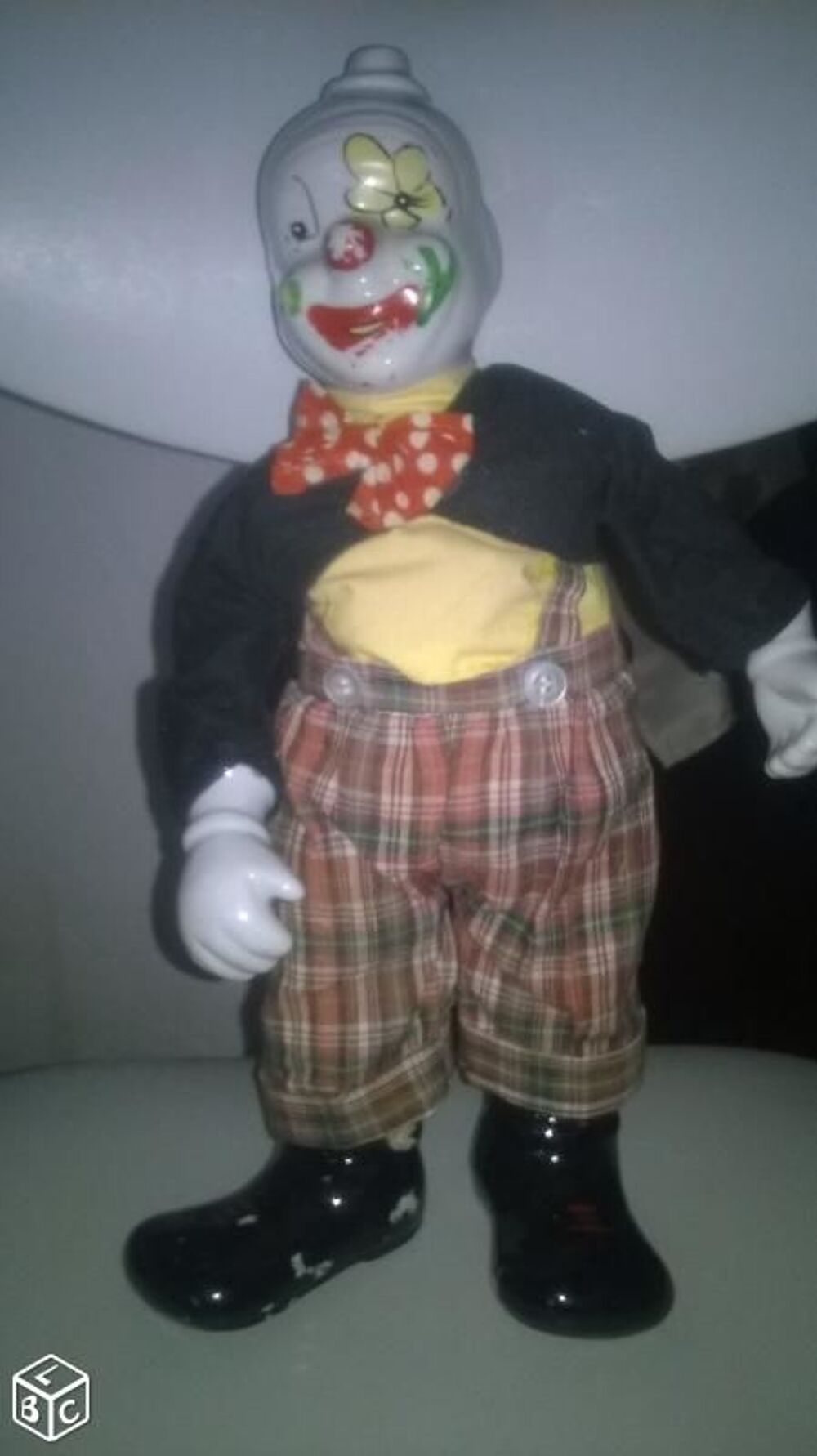 Beau clown anime en porcelaine
