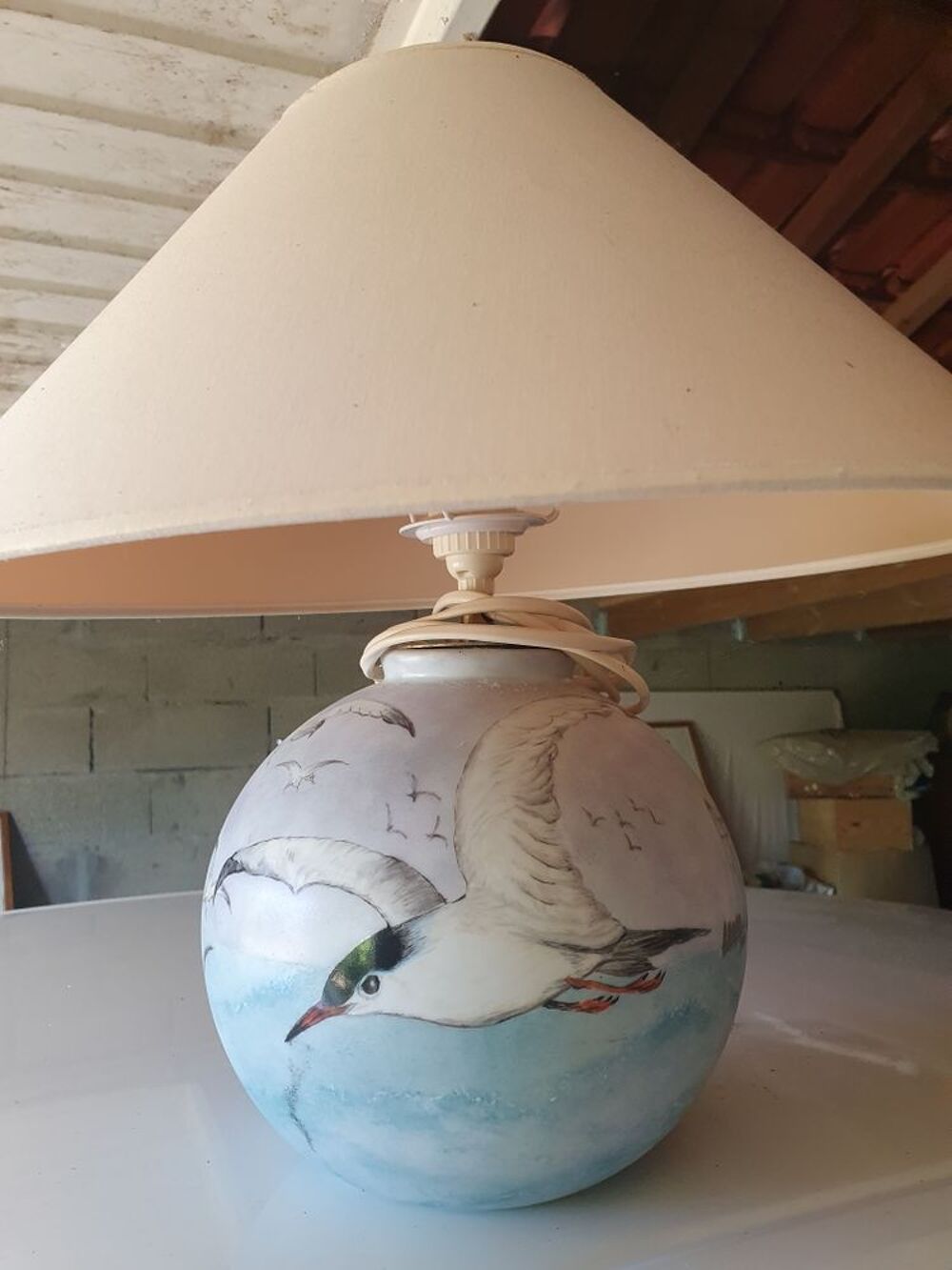 JOLIE LAMPE ,AVEC MOUETTE EN DECOR ,PAS ABIMEE.
A VOIR Décoration