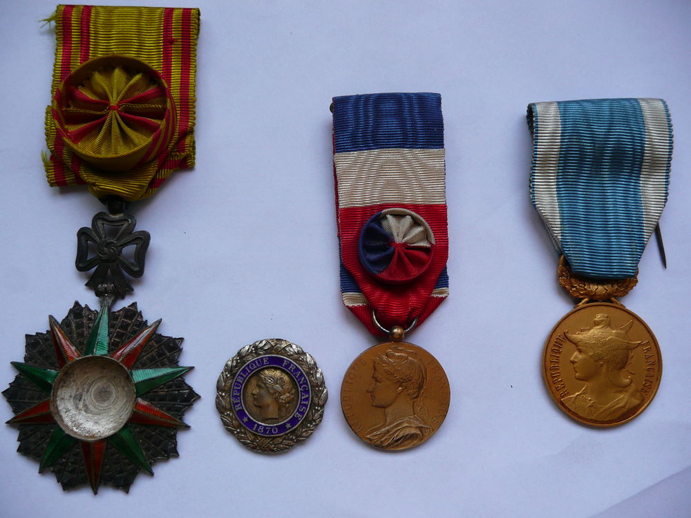 Lot de 4 m&eacute;dailles Militaire Tunisie &amp; travail 