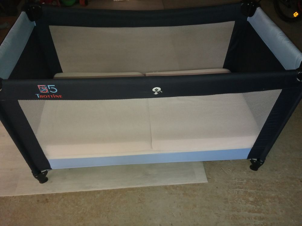 Lit b&egrave;b&egrave; trottine. Mobilier enfants