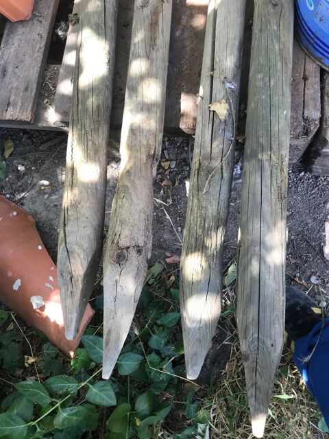 Quatre piquets en bois Avignon (84)