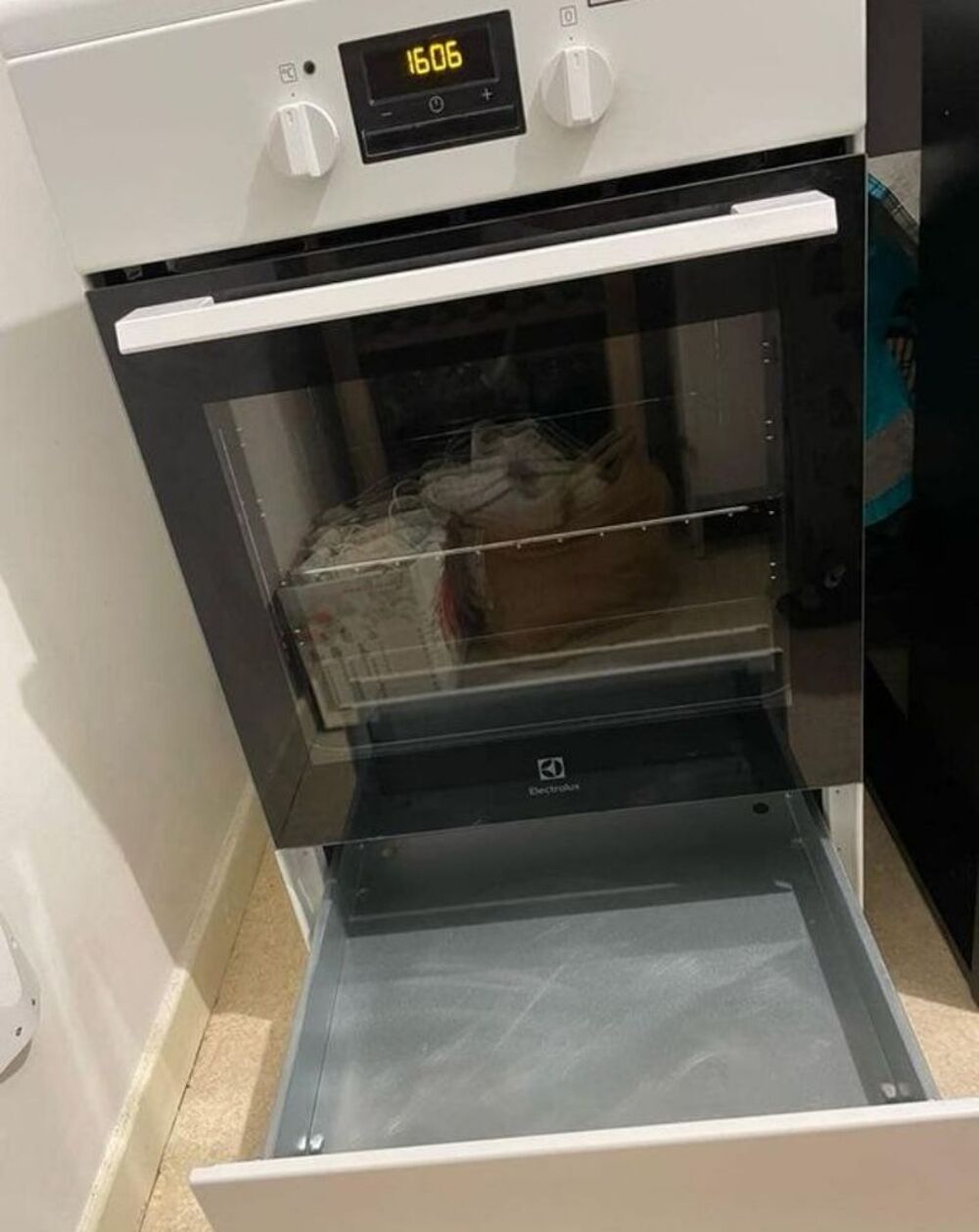 Cuisini&egrave;re Electrolux avec four et plaques vitroc&eacute;ramiques Electroménager