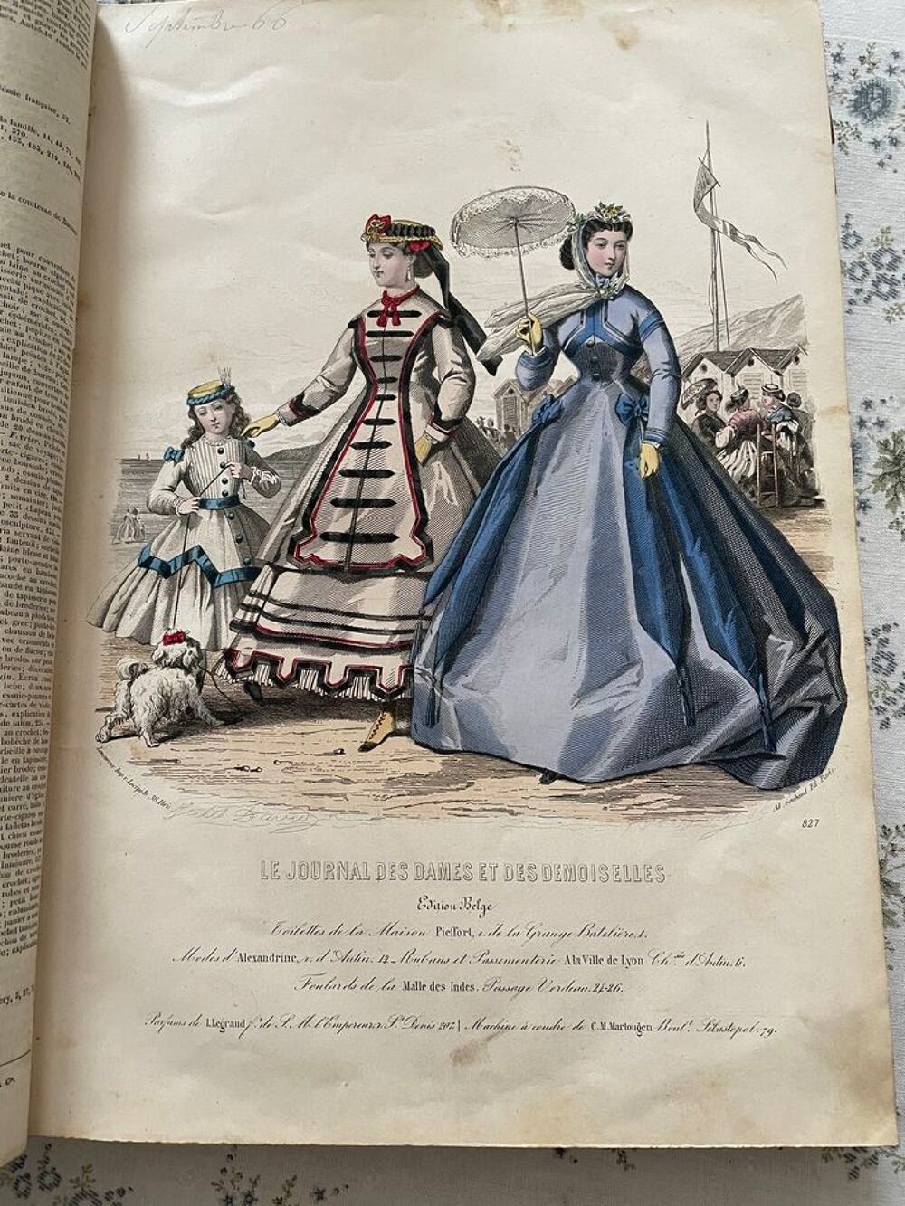 LIVRE ANCIEN DE MODE Décoration
