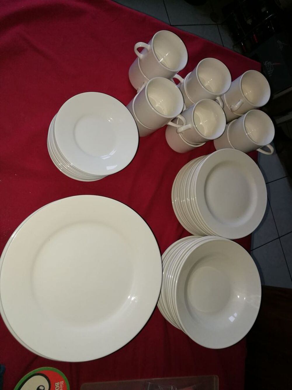 lot vaisselle assiettes, soucoupes, tasses Décoration