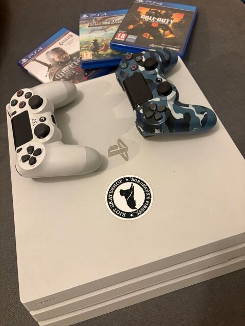 PS4 Pro Blanche + 2 manettes + 3 jeux �  C�bles d'origine 149 Libourne (33)