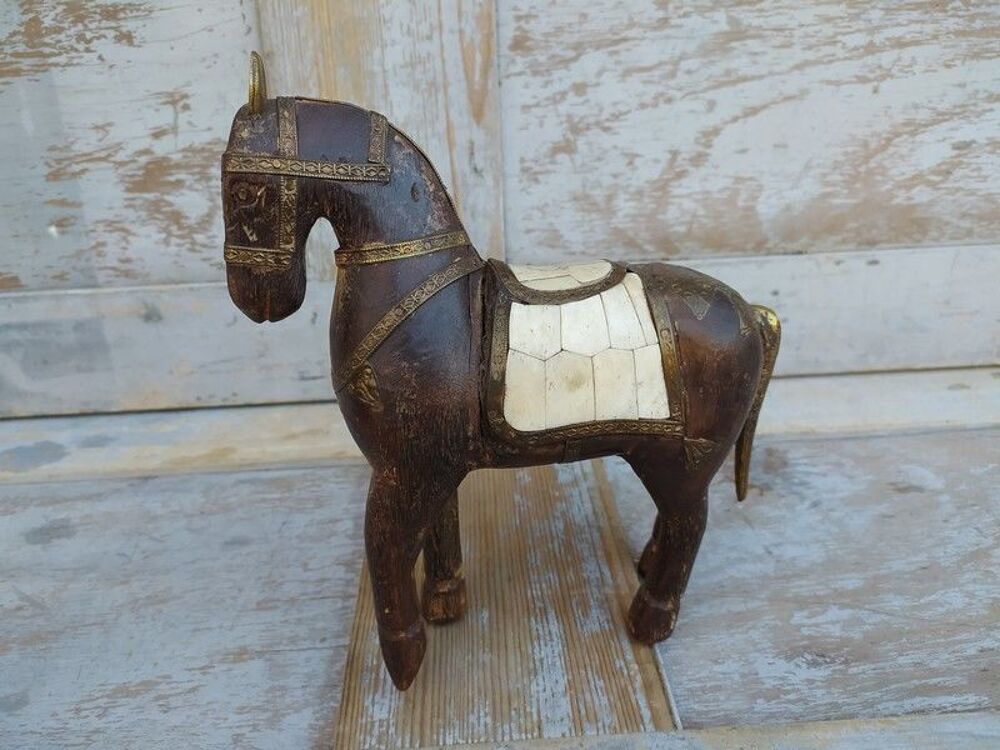 Petit Cheval Oriental Bois Sculpt&eacute; Ornements Laiton et Os 
Décoration
