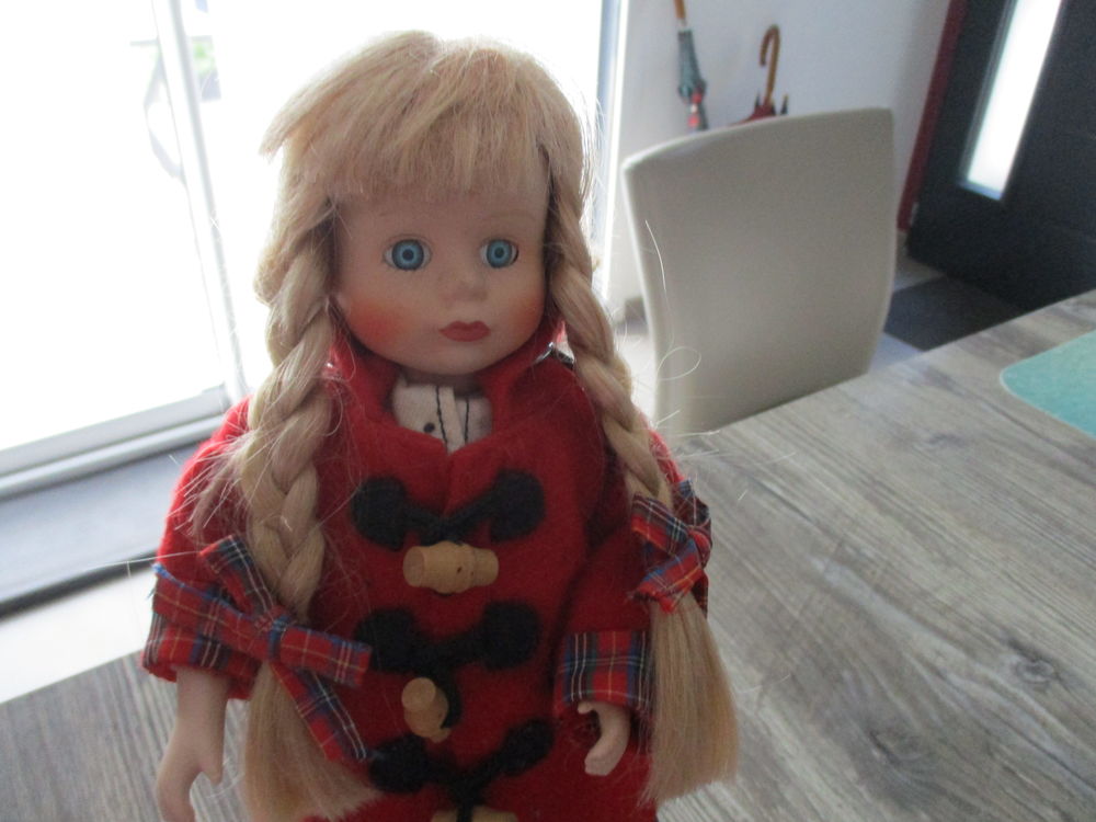 Petite poup&eacute;e NEUVE Jeux / jouets