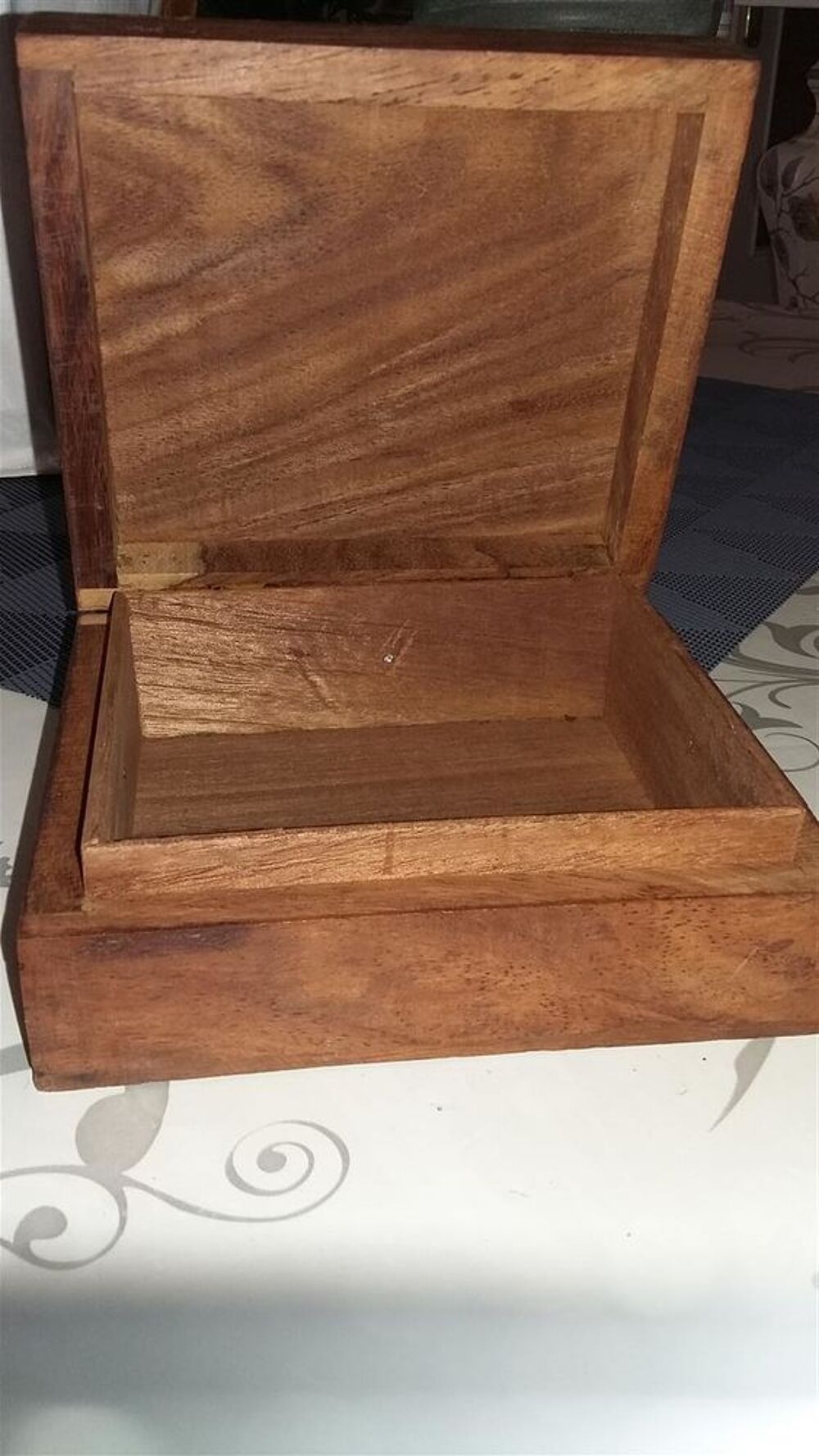 Boite a cigare cisel&eacute;e 