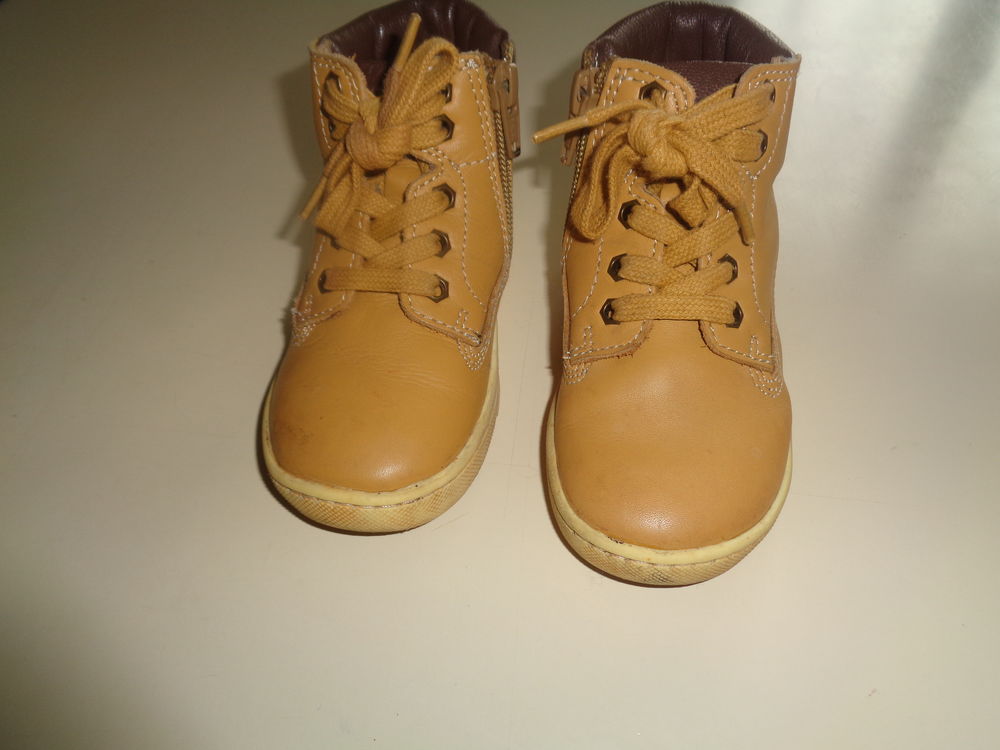 Chaussures montantes type TIMBERLAND
Chaussures enfants