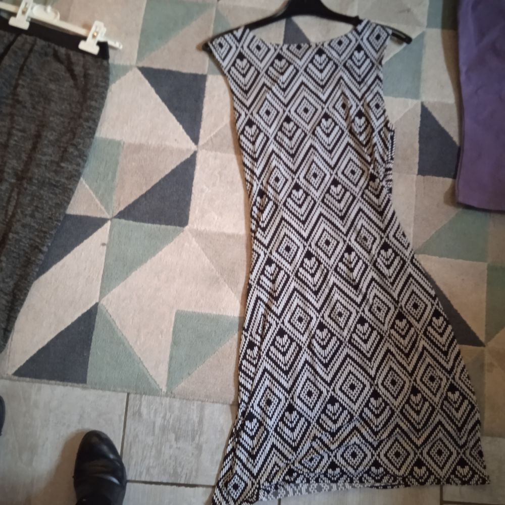 Robe sans manches marque mosquitos T 38 motifs g&eacute;om&eacute;triques Vêtements