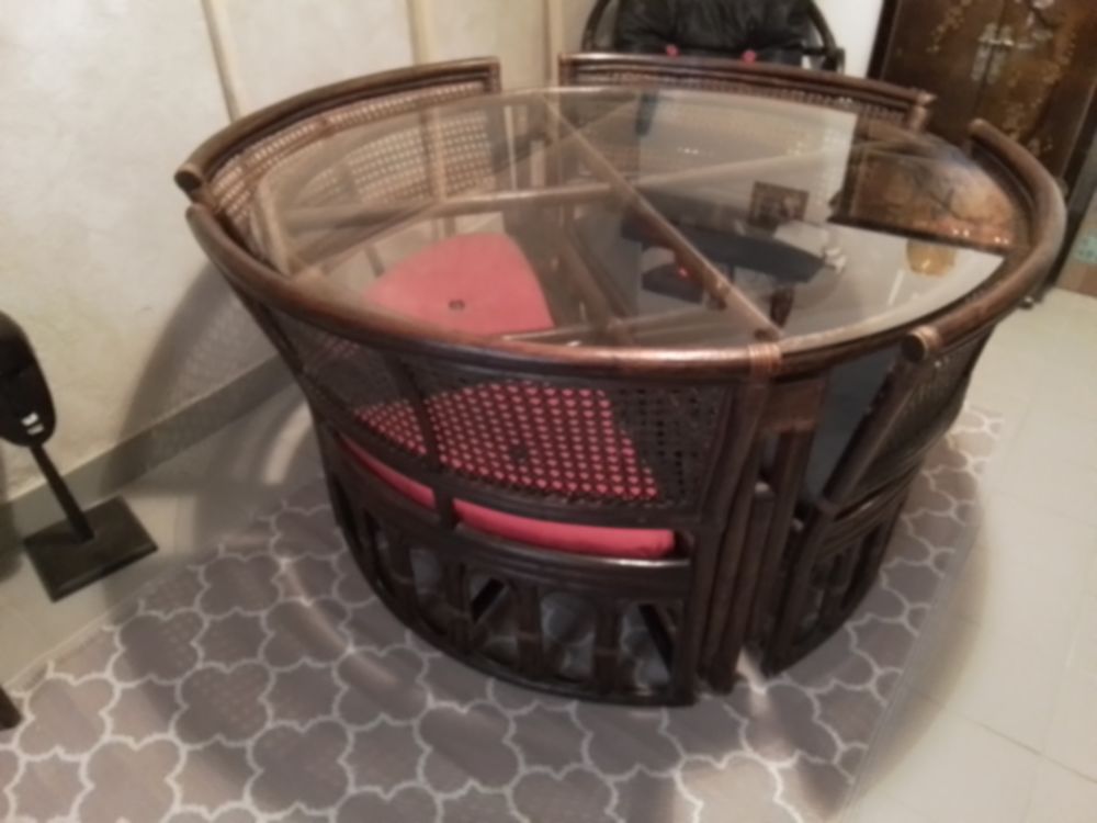 table et 4 fauteuil rotin .plateau en verre. Meubles