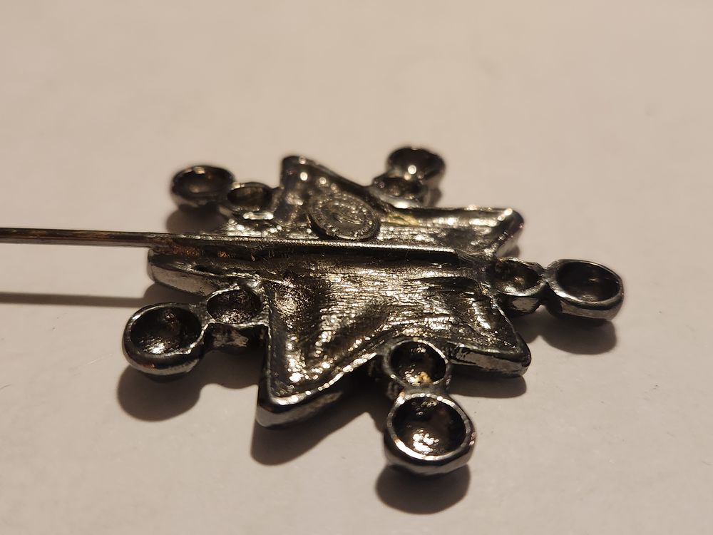 Pique &agrave; chapeau Etoile relief Nickel noir Christian LACROIX Bijoux et montres