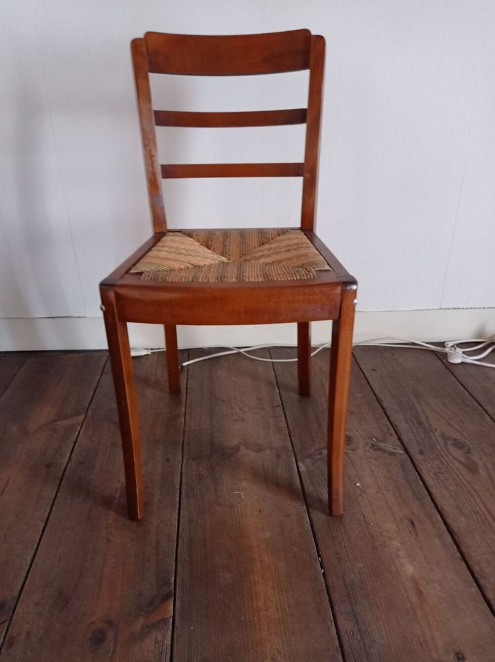 Lot de 4 chaises paill&eacute;es. Meubles