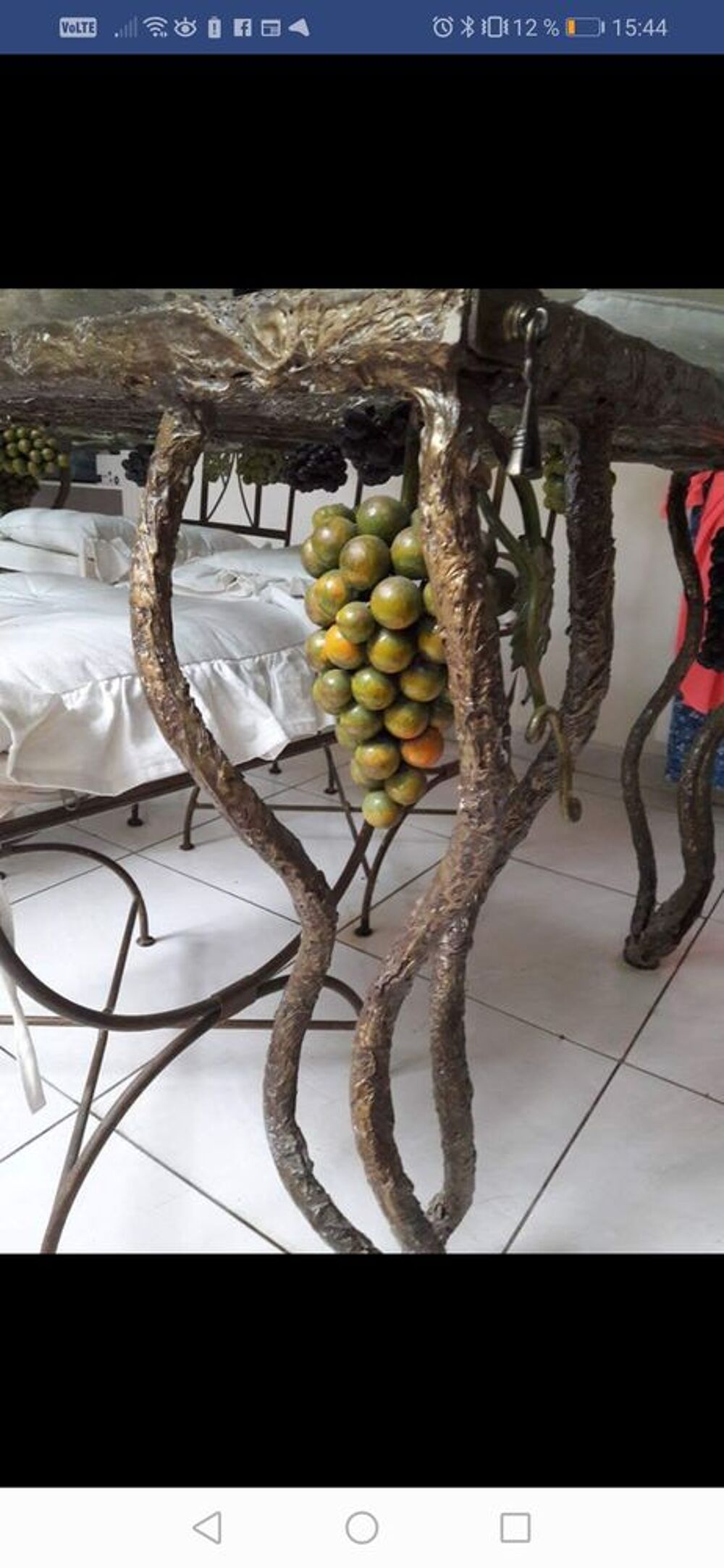Table en verre en fer forg&eacute; ?uvre d'art + 6 chaises
Meubles