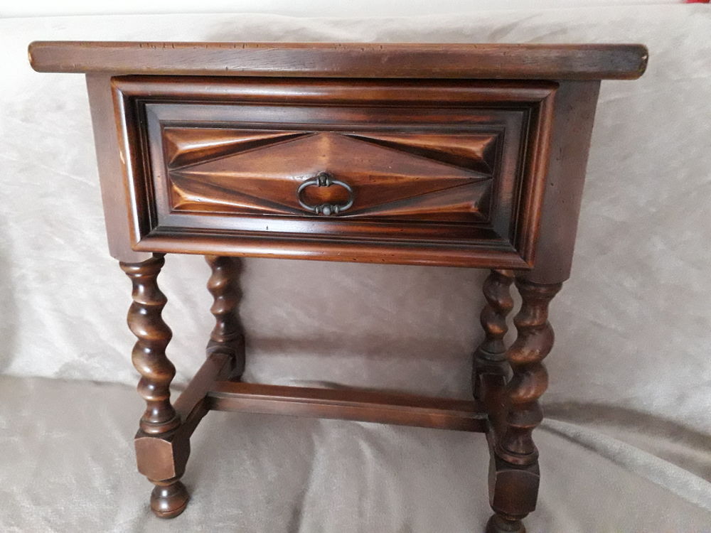 Armoire style Louis XIII avec un chevet Meubles