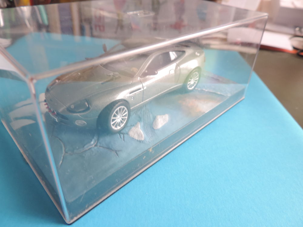 IXO - ASTON MARTIN V.12 - VANGUISH - Echelle : 1/43 &egrave;me. 