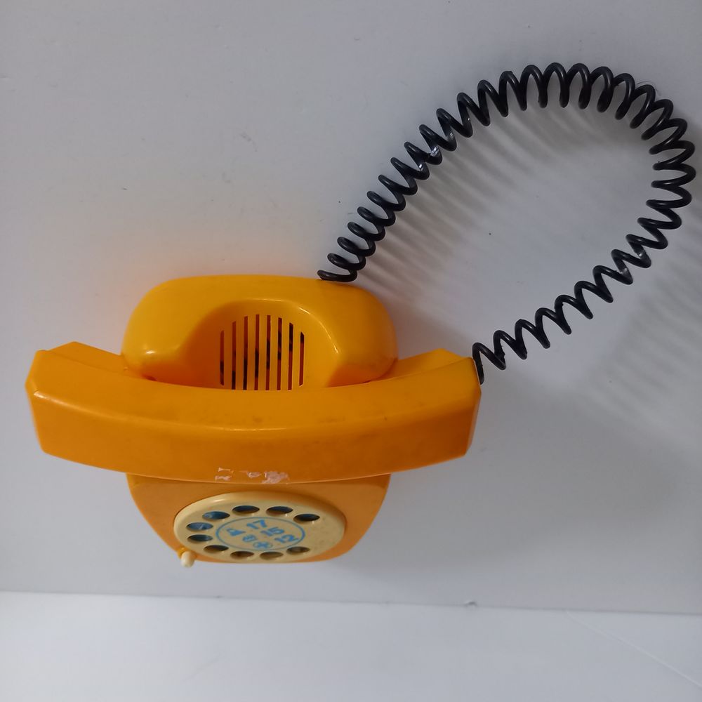 Le t&eacute;l&eacute;phone jaune d'une autre &eacute;poque, jouet vintage, ref 22 