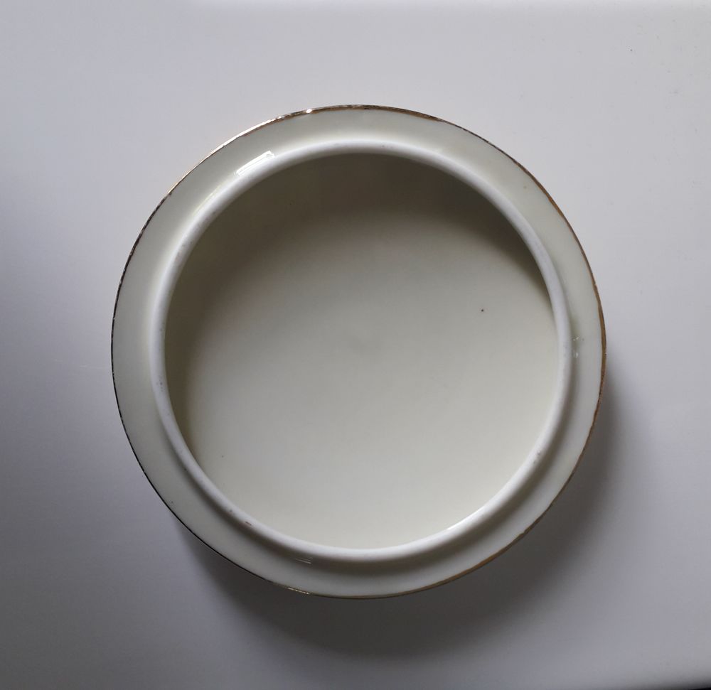 Bonbonni&egrave;re tripode en porcelaine de Limoges ( J-S ) 