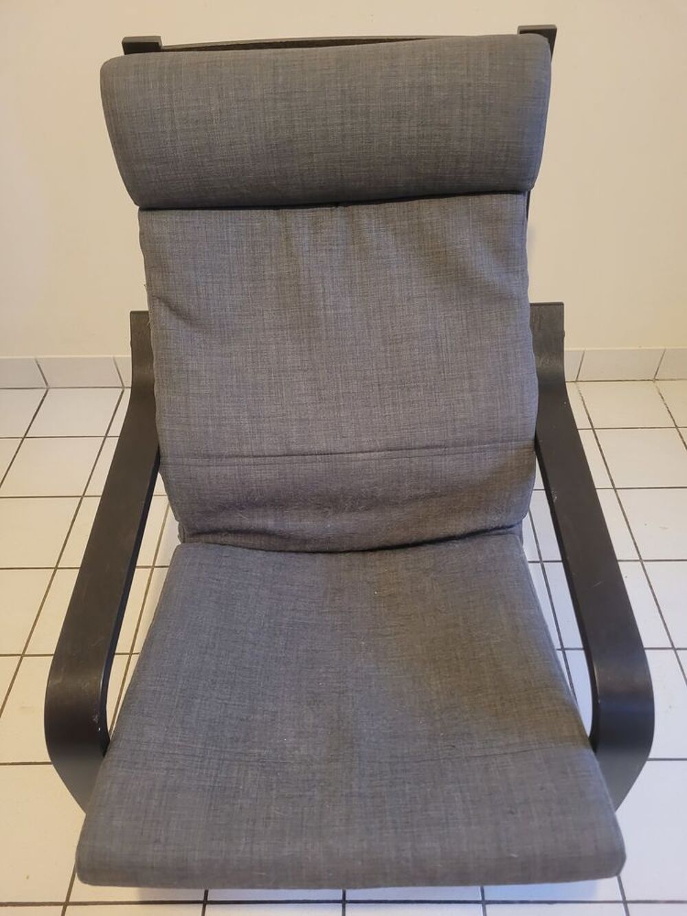 Fauteuil gris marque IKEA. Meubles
