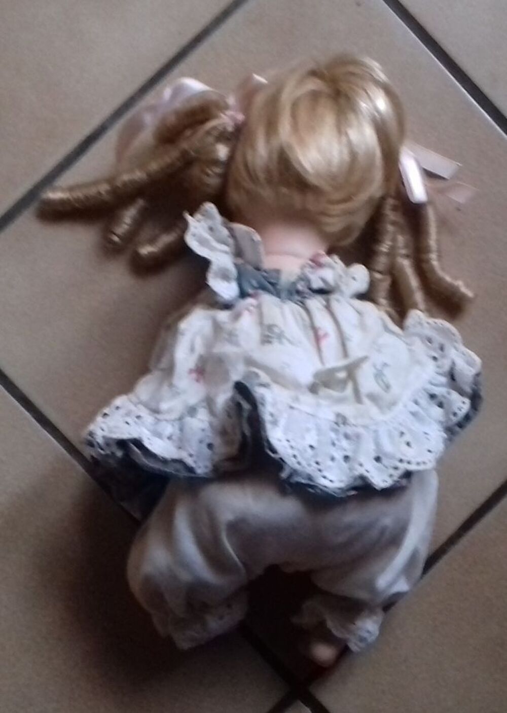 JOLIE POUPEE ASSISE ANCIENNE Jeux / jouets